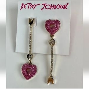 💜 BETSEY JOHNSON Heart &  Arrow Earrings Dangle New with Tags